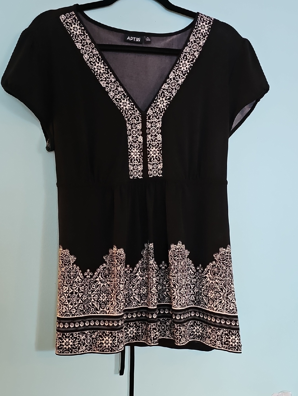 Apt. 9 Black Short Sleeve V-Neck Tunic with White Border Print
